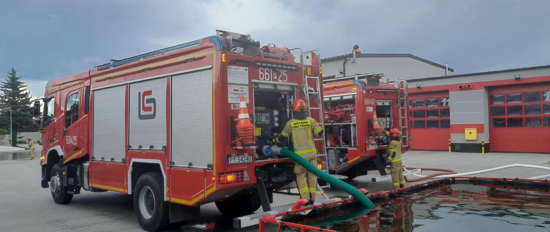 Samochody strażackie strażacy zbiornik z wodą