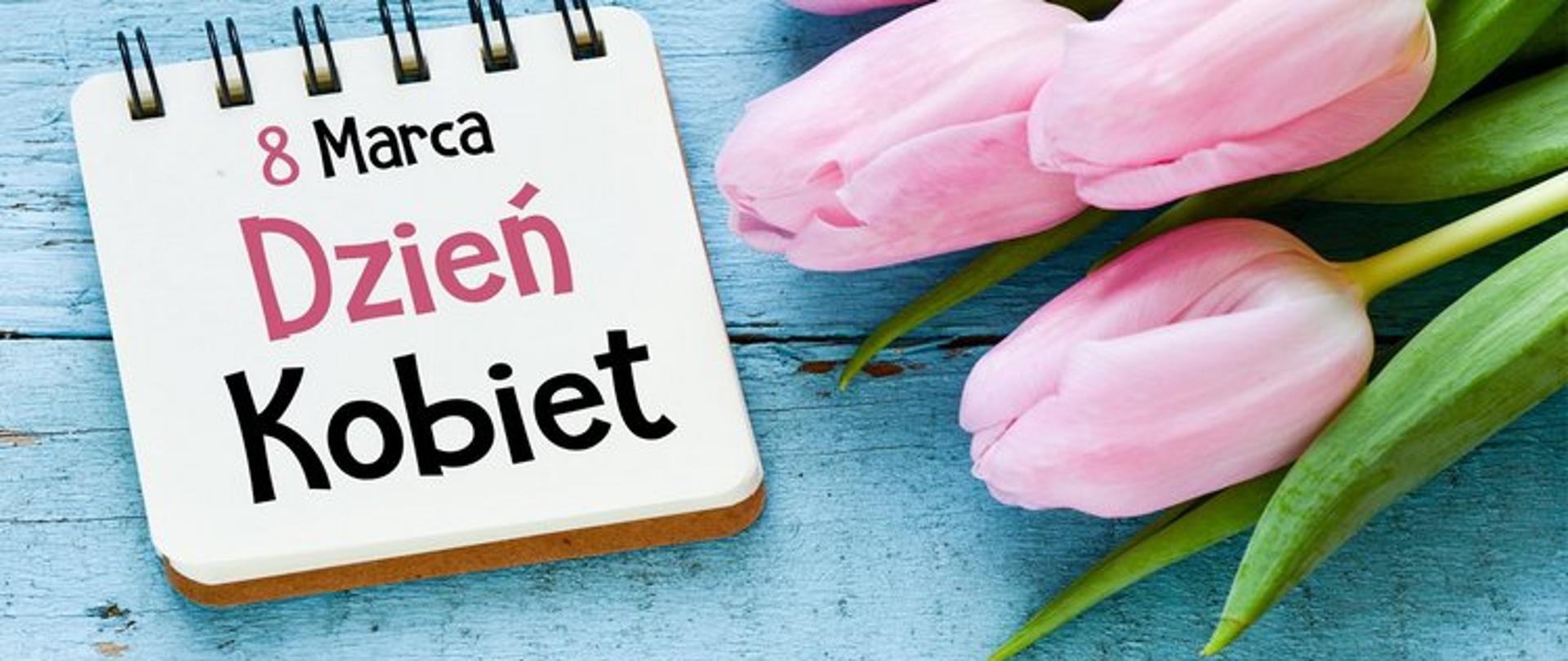 Zdjęcie przedstawia kwiaty, tulipany koloru różowego z kartką kalendarza z napisem 8 marca dzień kobiet.
