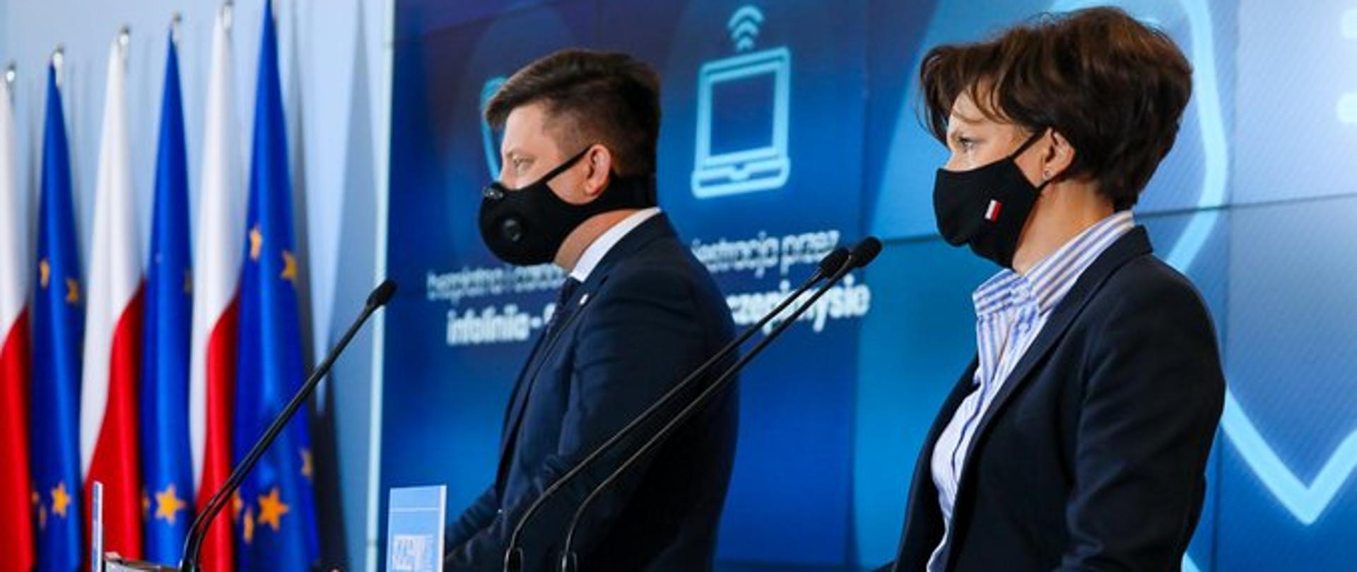 Pomieszczenie w KPRM. Na pierwszym planie widoczna minister Maląg stojąca na mównicy. Obok niej minister Dworczyk