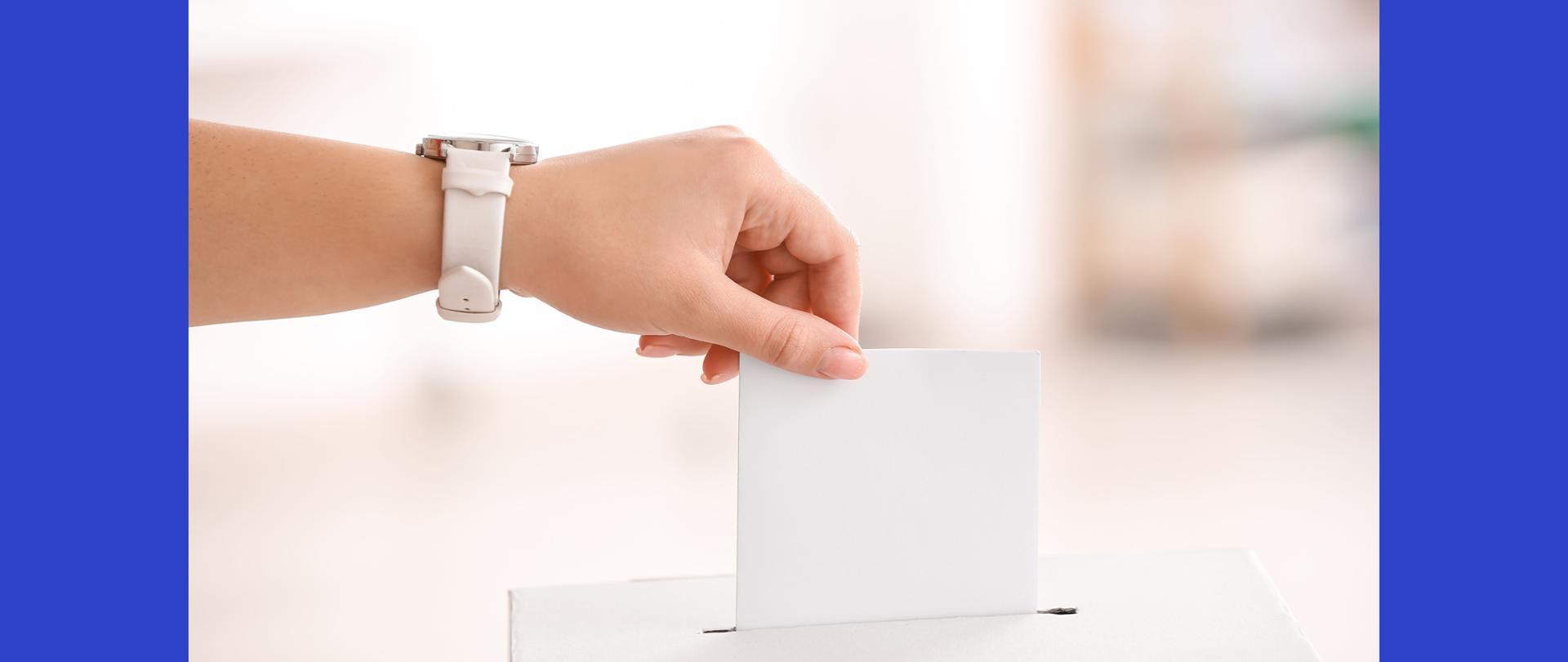 Zbliżenie na rękę wkładającą kartkę do urny wyborczej