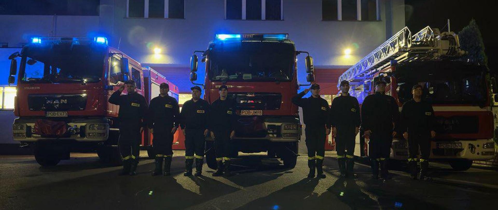 Strażacy oddają hołd