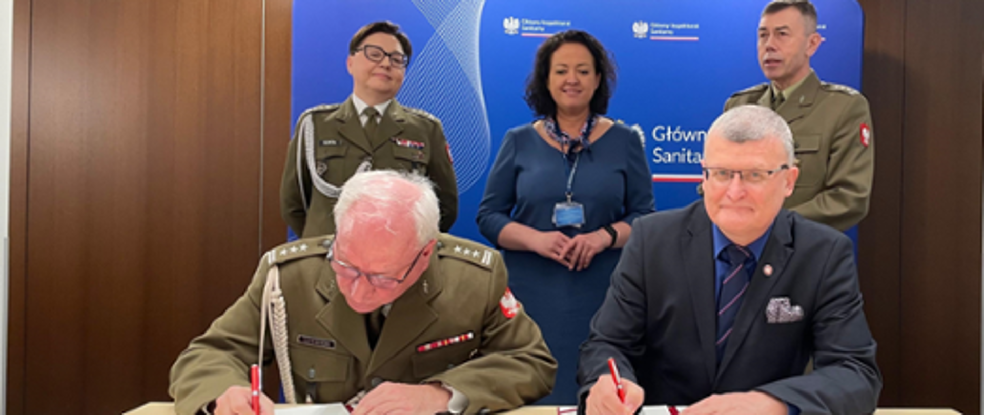 na zdjęciu znajduje się 5 osób, woskowi i cywilni 