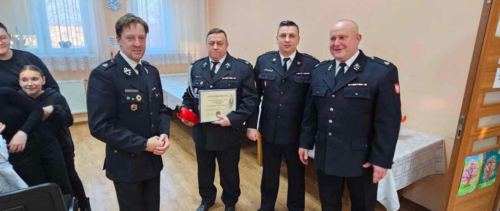 Zdjęcie przedstawia uczestników walnego zebrania sprawozdawczego w siedzibie Ochotniczej Straży Pożarnej w Łagowie