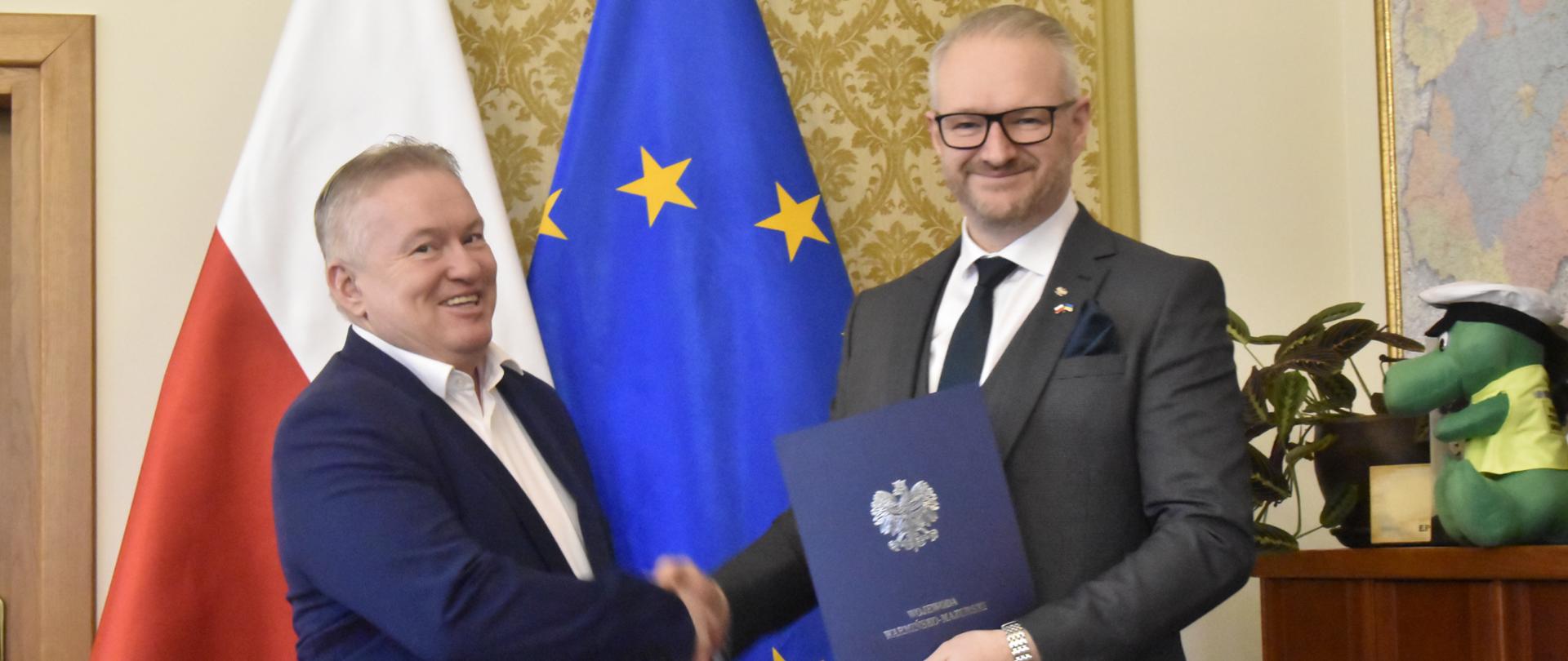 Wojewoda Radosław Król i Pełnomocnik Wojewody ds. kultury fizycznej Tomasz Bartnik 