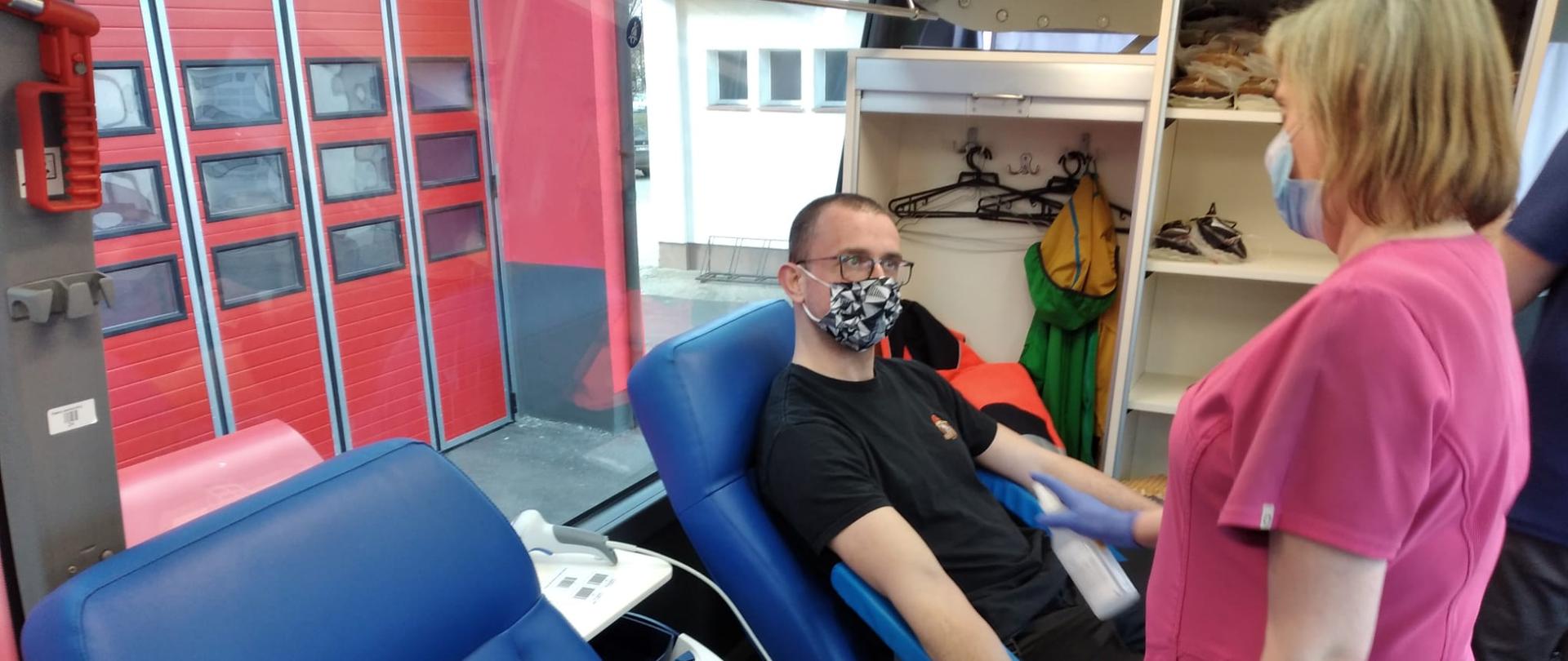 Osoba oddająca krew na krześle