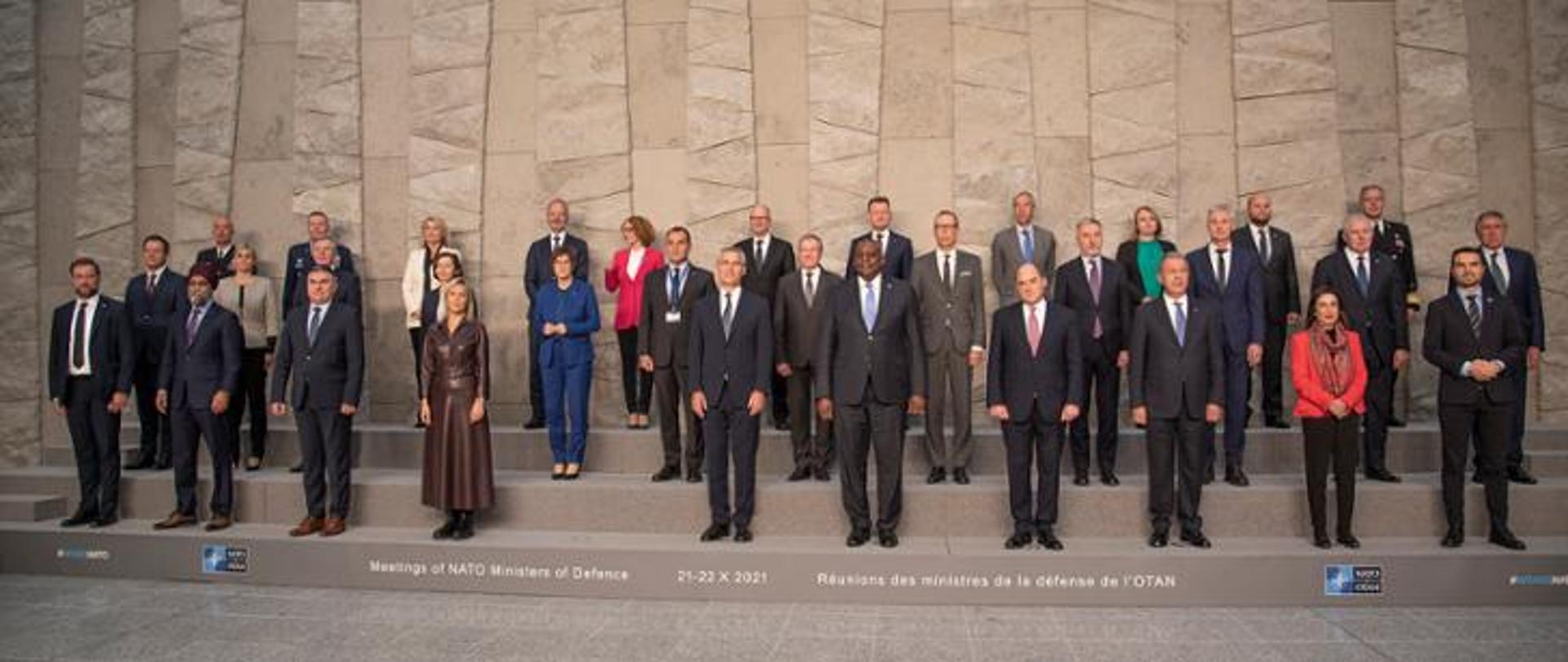 Meeting_of_NATO_defence_ministers5a