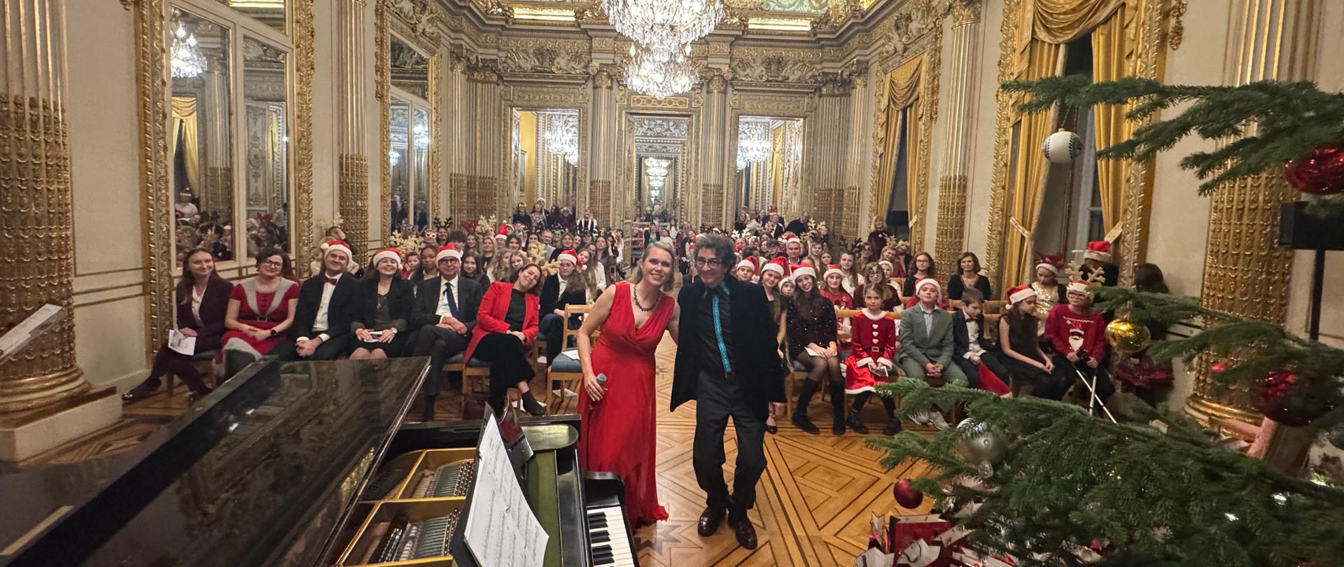 Les participants à la réunion de Noël posent ensemble pour une photo.