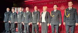 Wyróżnieni strażacy wraz z wręczającymi wyróżnienia i odznaczenia.