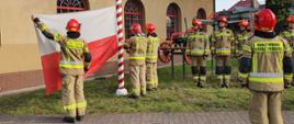 Na zdjęciu widać strażaków z jednostki ratowniczo gaśniczej w lubsku podczas uroczystego podnoszenia flagi państwowej.