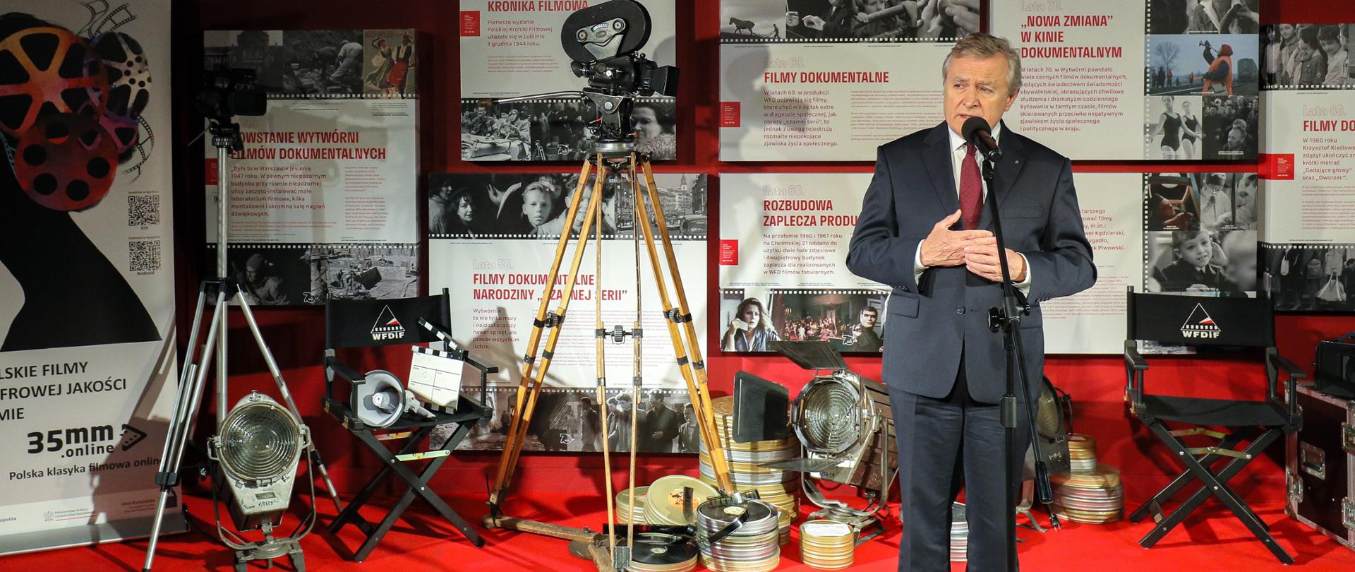 Warszawa, 06.10.2023. Minister kultury i dziedzictwa narodowego Piotr Gliñski podczas konferencji prasowej dotycz¹cej Programu FEnIKS, 6 bm. w Wytwórni Filmów Dokumentalnych i Fabularnych w Warszawie. Na spotkaniu og³oszone zosta³y projekty finansowane w ramach Programu Fundusze Europejskie na Infrastrukturê, Klimat, rodowisko 2021-2027 (FEnIKS) w trybie pozakonkursowym. (mr) fot. Paweł Supernak/PAP