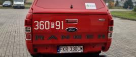 Zdjęcie pojazdu Ford Ranger na placu manewrowym Komendy Powiatowej Państwowej Straży Pożarnej w Krośnie Odrzańskim - tył pojazdu.