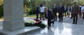 Возложение венка Министром Павлом Солохом к памятнику солдатам армии Генерала Андерса и мирному польскому населению в Ташкенте.