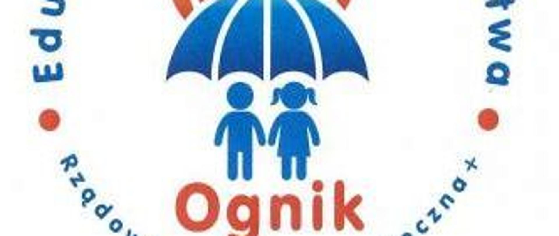 Logotyp Rządowego Programu Bezpieczna Plus Edukacja dla Bezpieczeństwa "Ognik" przedstawiający postacie dzieci: chłopca i dziewczynkę pod parasolem osłaniającym ich przed ogniem, którego płomienie znajdują się ponad parasolem 