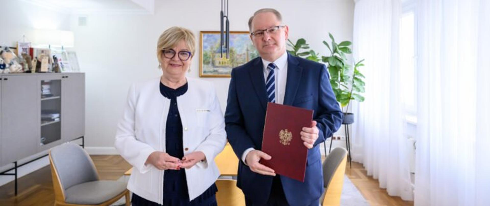 Zdjęcie przedstawia wojewodą podkarpackiego Teresę Kubas-Hul oraz konsultanta wojewódzkiego w dziedzinie gastroenterologii prof. Krzysztofa Gutkowskiego