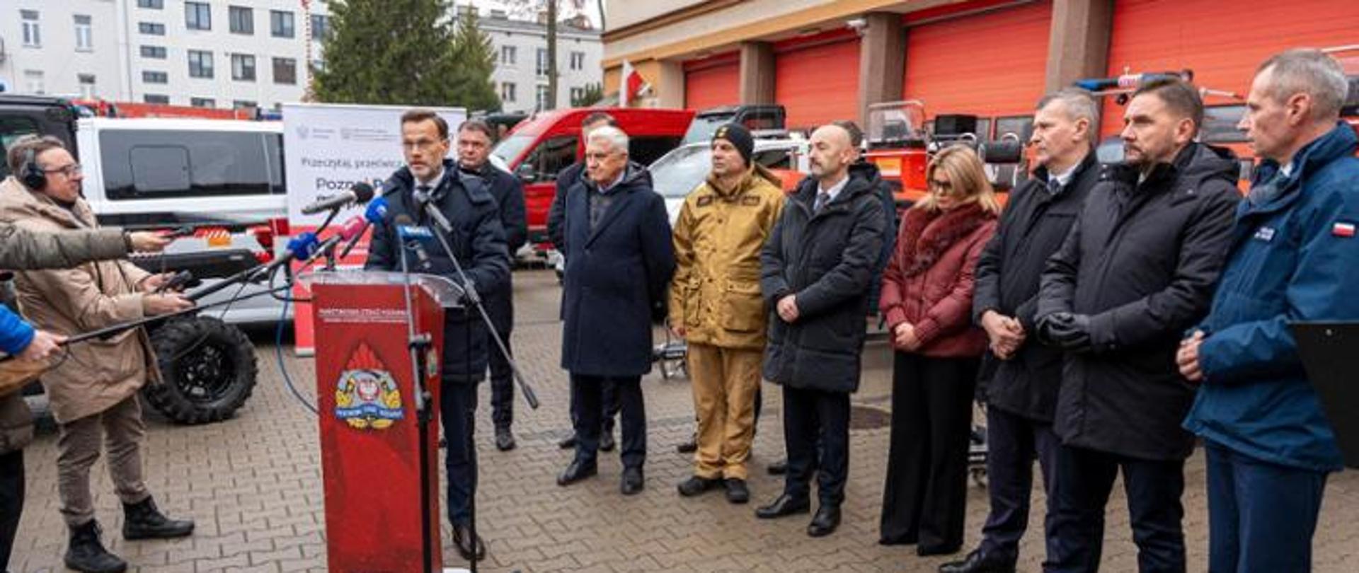 Wojewoda Brzozowski w towarzystwie wicewojewodów Pawła Krutula i Pawła Gąsowskiego oraz komendanta wojewódzkiego PSP st. bryg. Janusza Kondrata podsumował realizację Programu OLiOC w Podlaskiem w 2025 roku.