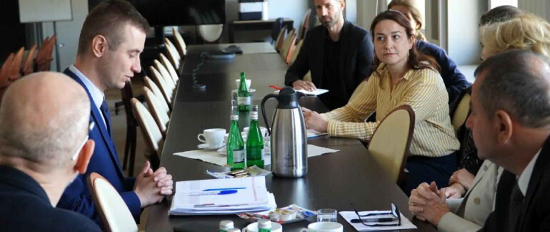 Wicewojewoda Radosław Wiatr podczas spotkania się z przedstawicielami UNHCR