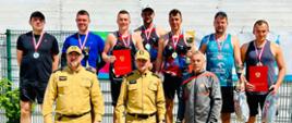 Na zdjęciu podium zawodowów tj. 1 miejsce KP PSP w Pucku, 2 miejsce KP PSP w Bytowie i 3 miejsce KM PSP w Gdańsku oraz bryg. Bartłomiej Mollin, bryg. Mirosław Cyrson i kpt. Krzysztof Minga 