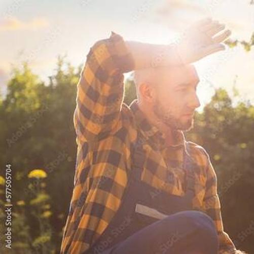 rolnik ocierający pot z czoła