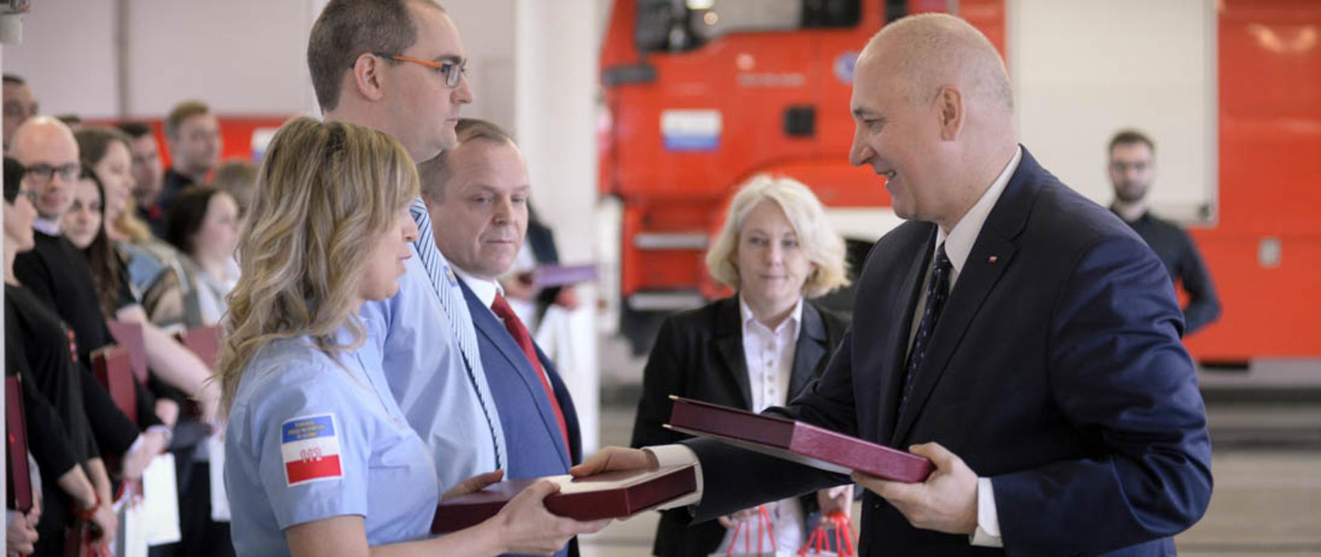 Minister Joachim Brudziński wręcza wyróżnienia 34 operatorom numeru alarmowego 112.
