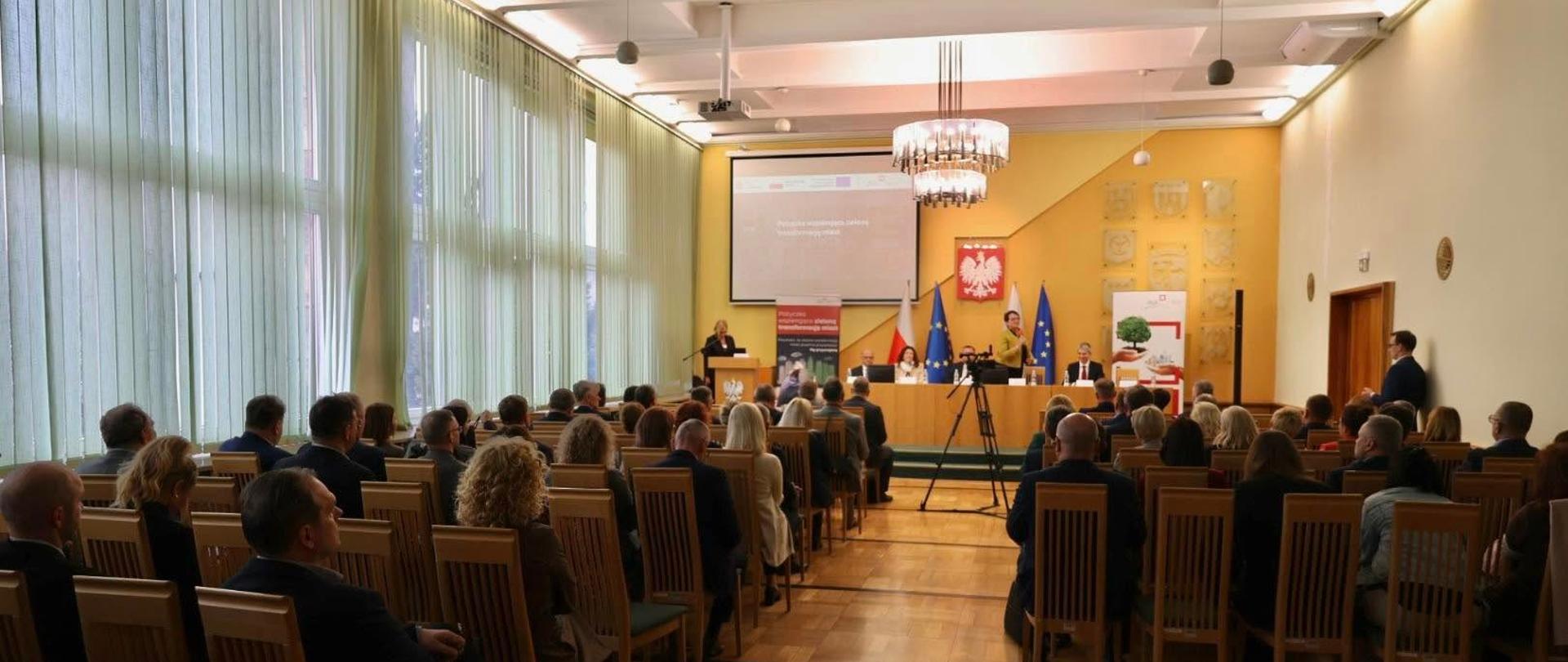 Podczas spotkania w Opolskim Urzędzie Wojewódzkim, prezydent Miasta Opole Arkadiusz Wiśniewski oraz członek zarządu Banku Gospodarstwa Krajowego Mateusz Szczurek, podpisali umowę na pożyczkę wspierającą zieloną transformację miast, finansowaną ze środków Krajowego Planu Odbudowy i Zwiększania Odporności (KPO). Dzięki niej Opole otrzyma refinansowanie na kwotę blisko 10,2 mln zł na rewitalizację placu dworcowego.