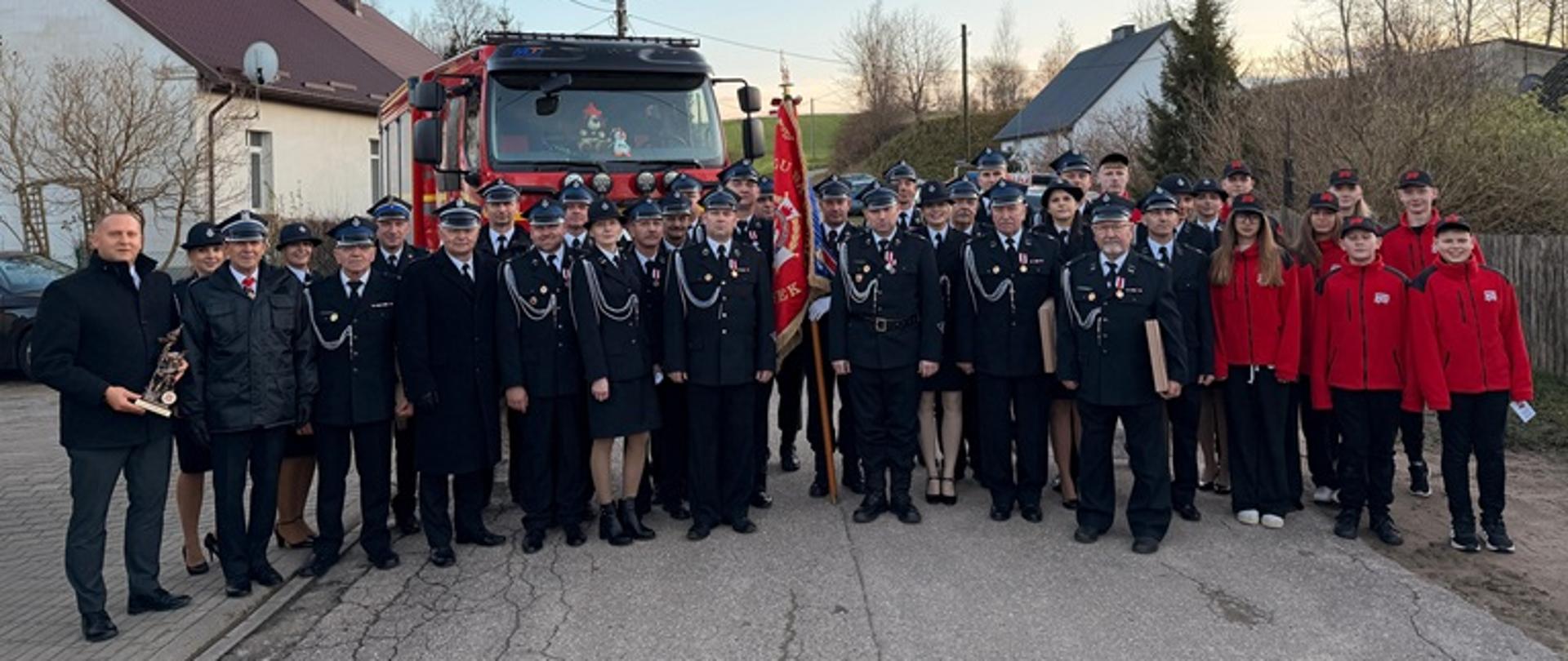 Pamiątkowe zdjęcie uczestników uroczystości