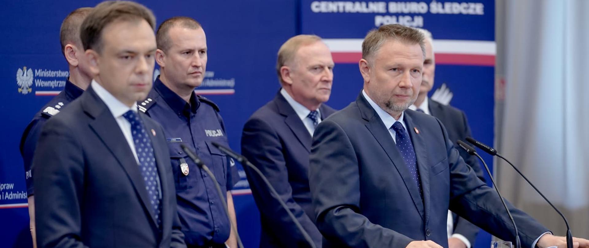 Konferencja Prasowa ministrów Marcina Kierwińskiego i Andrzeja Domańskiego oraz służb Policja, CBSP, KAS