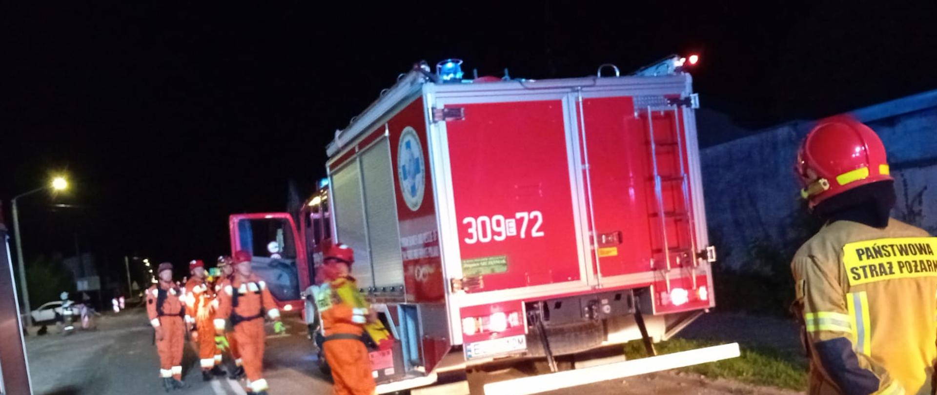 Strażacy w trakcie zdarzenia.