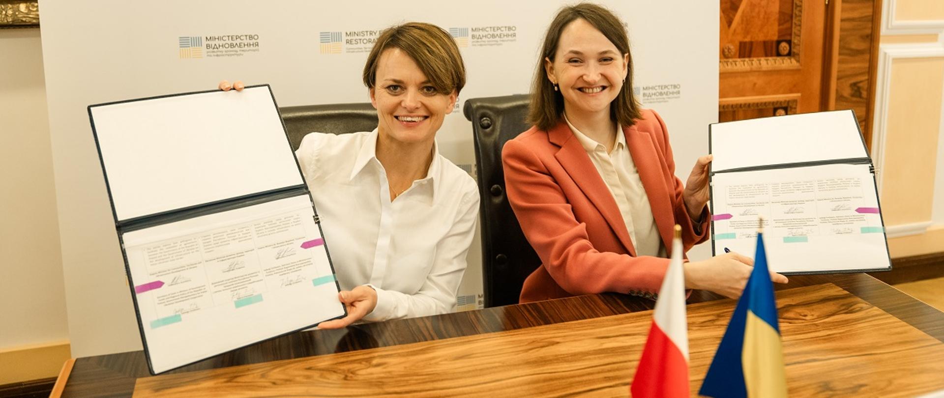 Pełnomocnik rządu ds. polsko-ukraińskiej współpracy rozwojowej Jadwiga Emilewicz i wiceminister rozwoju wspólnot, terytoriów i infrastruktury Ukrainy Ołeksandra Azarchina trzymają w dłoniach podpisany dokument dot. wzmocnienia polsko-ukraińskiej współpracy gospodarczej