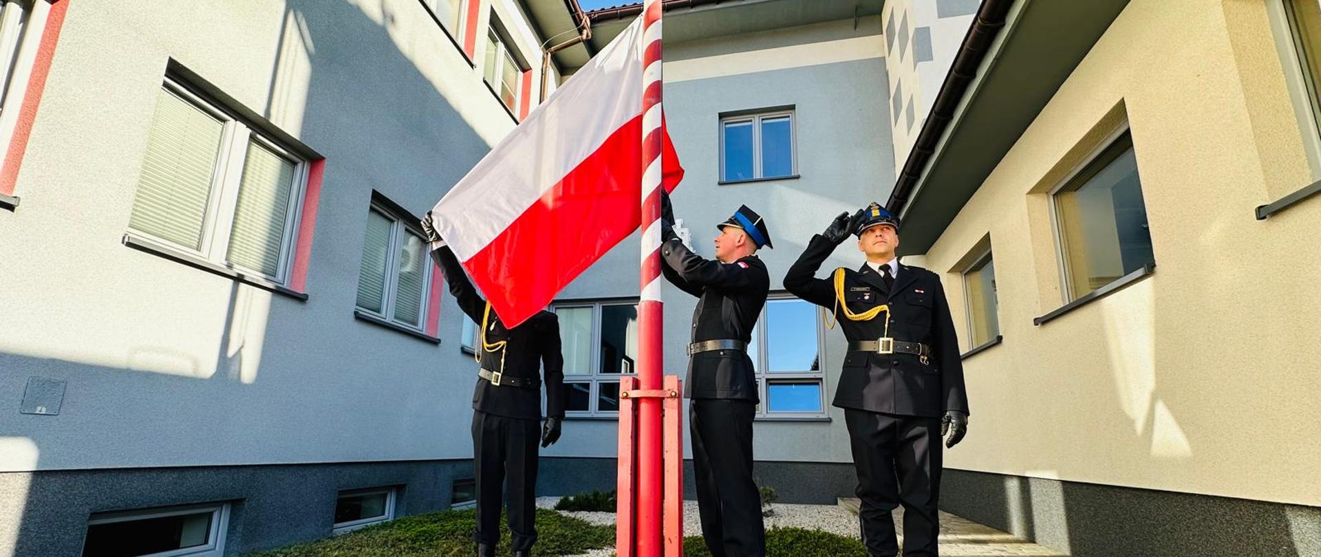 Poczet flagowy podnosi flagę Polski z okazji 2 maja - Dzień Flagi Rzeczpospolitej Polskiej