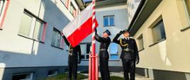 Poczet flagowy podnosi flagę Polski z okazji 2 maja - Dzień Flagi Rzeczpospolitej Polskiej.