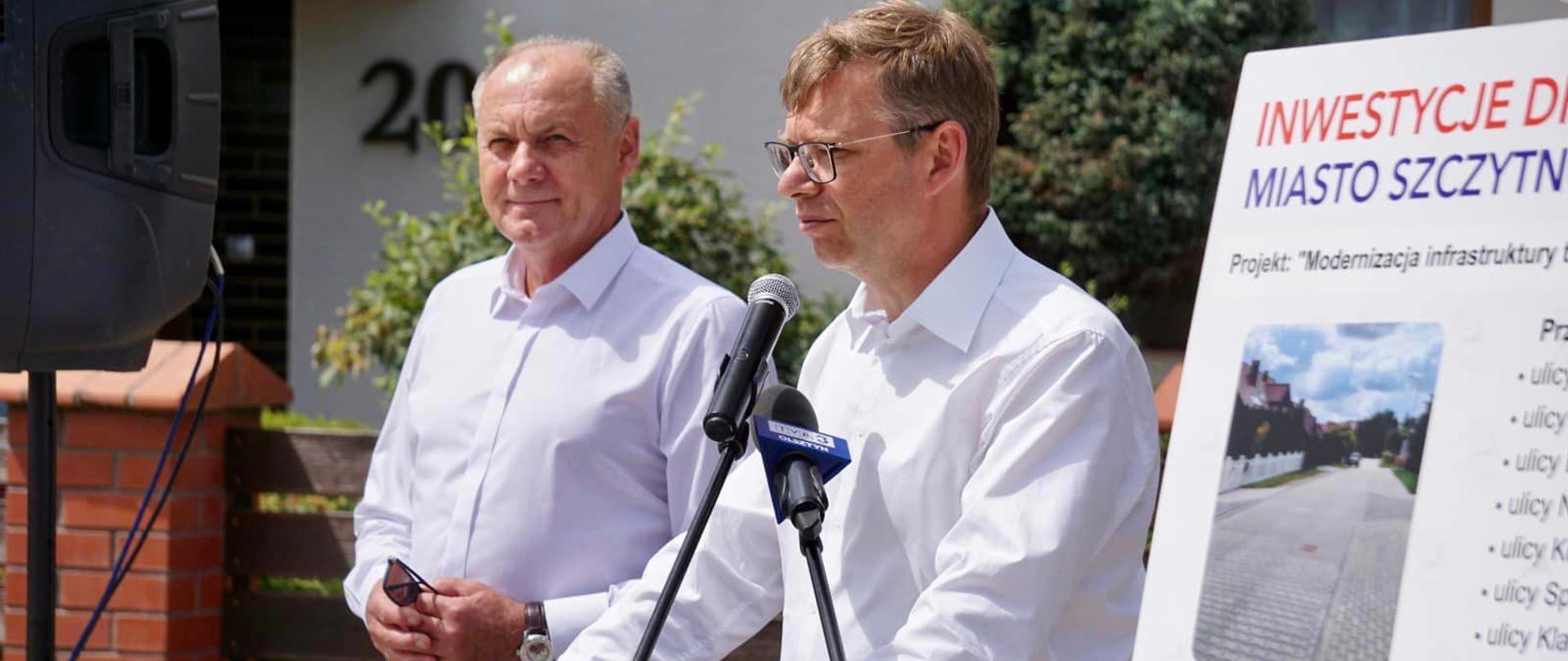 Wojewoda stoi przy mównicy i przemawia 