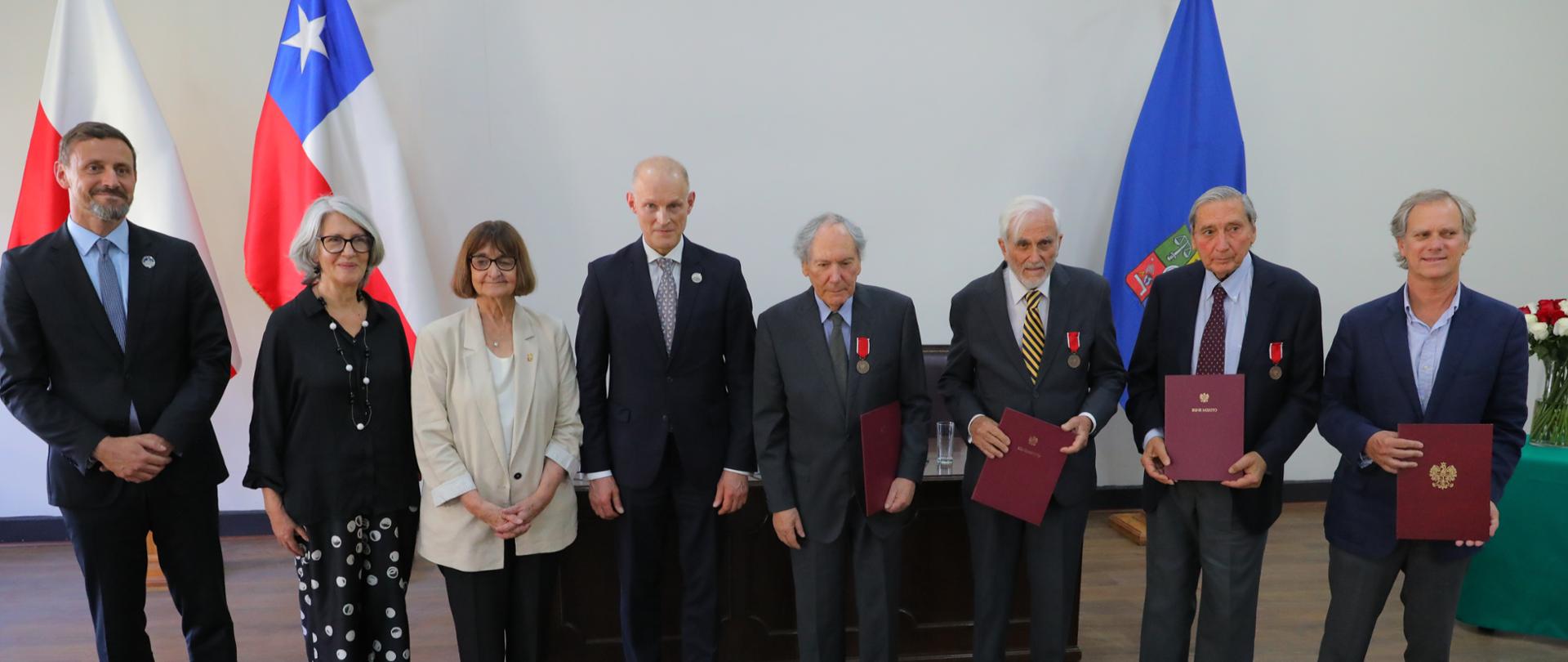 Bene Merito , od lewej chargé d'affaires a.i. Michał Świetlik, wicerektor i rektor Uniwersytetu Chilijskiego, wiceminister Wojciech Zajączkowski, 3 prawnuków Domeyki Jose, Pablo y Jeorge, syn Leona Domeyki, Leon Domeyko Dobry 