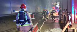 Strażacy z powiatu łosickiego mieli za zadanie w aparatach ochrony dróg oddechowych docierać do ognia ukrytego w ścianach konstrukcyjnych. 