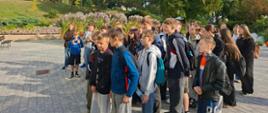 Uczniowie szkoły podstawowej w zielonym otoczeniu kampusu ZSCKR Samostrzel.
