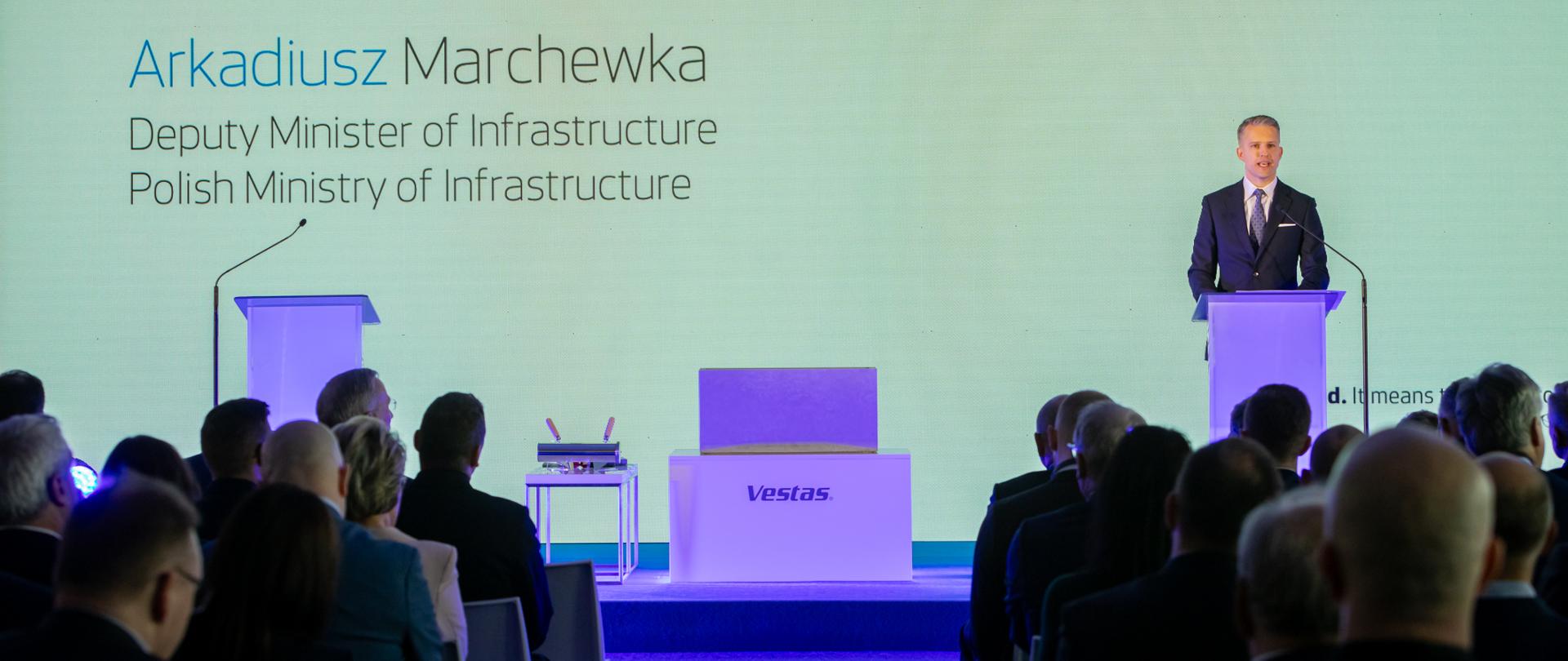 Wiceminister infrastruktury Arkadiusz Marchewka w trakcie wypowiedzi przed wmurowaniem kamienia węgielnego pod nową fabrykę łopat do turbin wiatrowych