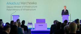 Wiceminister infrastruktury Arkadiusz Marchewka w trakcie wypowiedzi przed wmurowaniem kamienia węgielnego pod nową fabrykę łopat do turbin wiatrowych