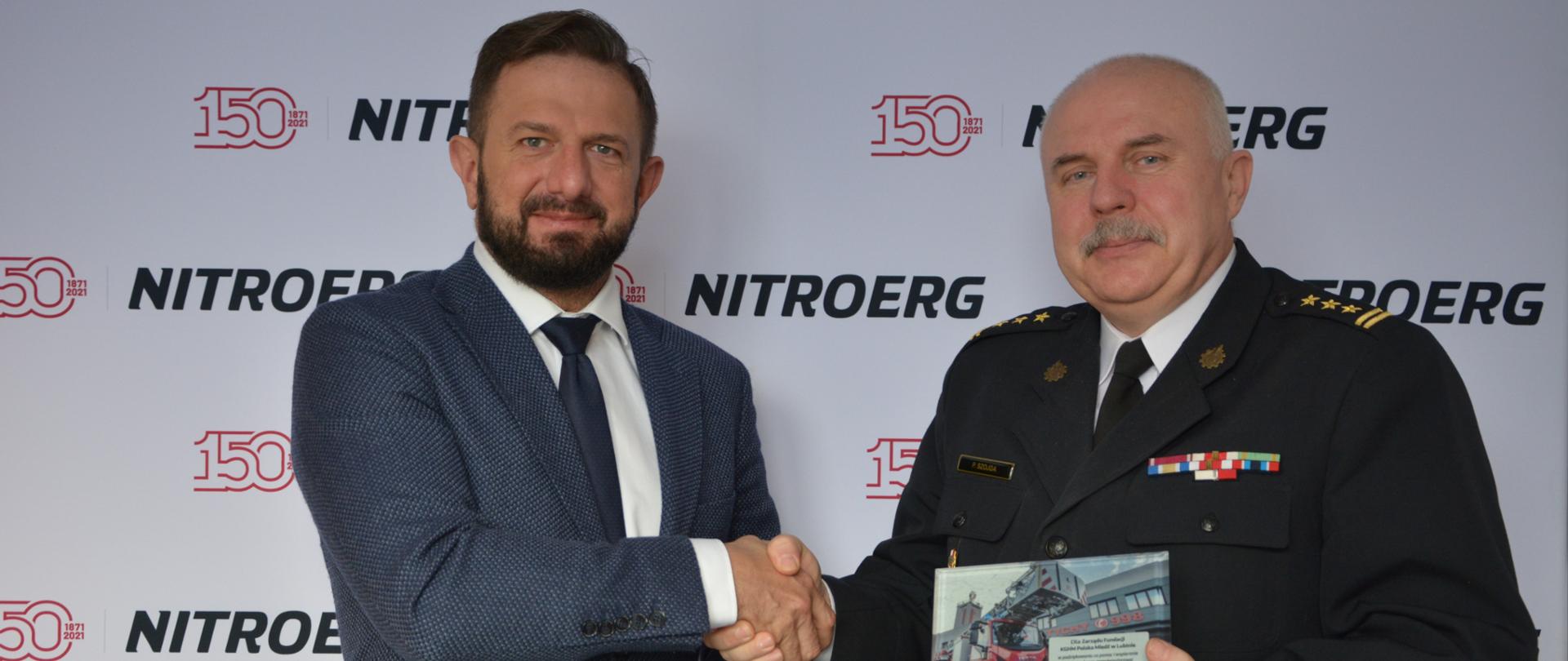 Komendant Miejski wręcza podziękowanie w postaci ryngrafu ze szkła prezesowi zarządu Panu Grzegorzowi Sosna