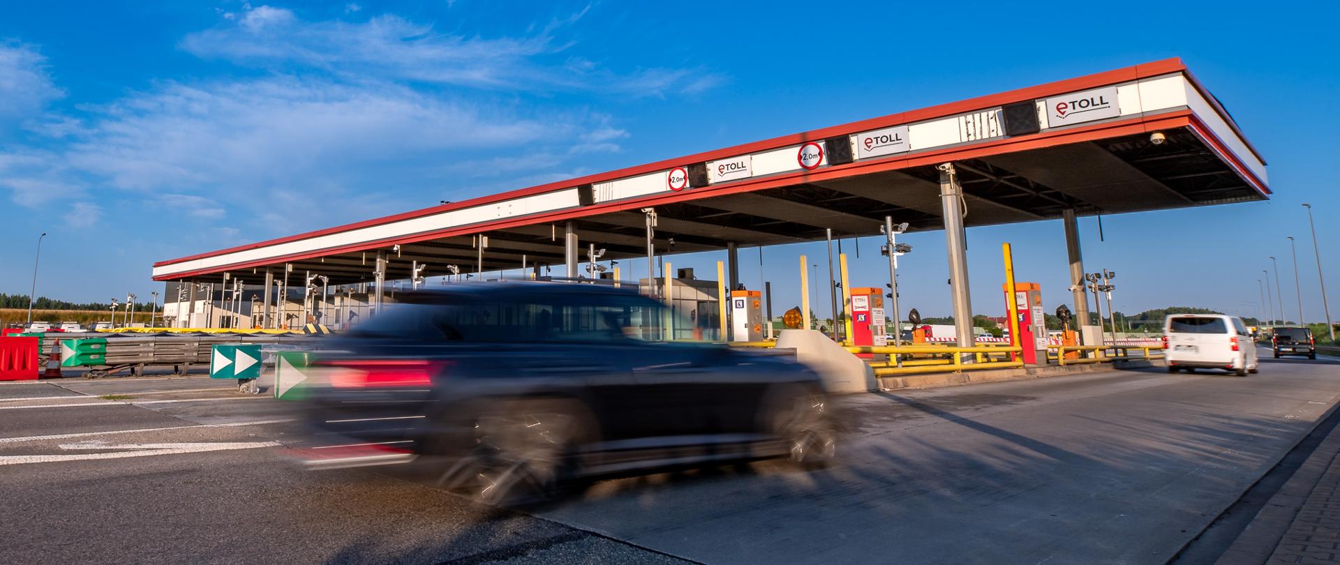 Pojazdy przejeżdżające przez punkt poboru opłat bez zatrzymywania się.