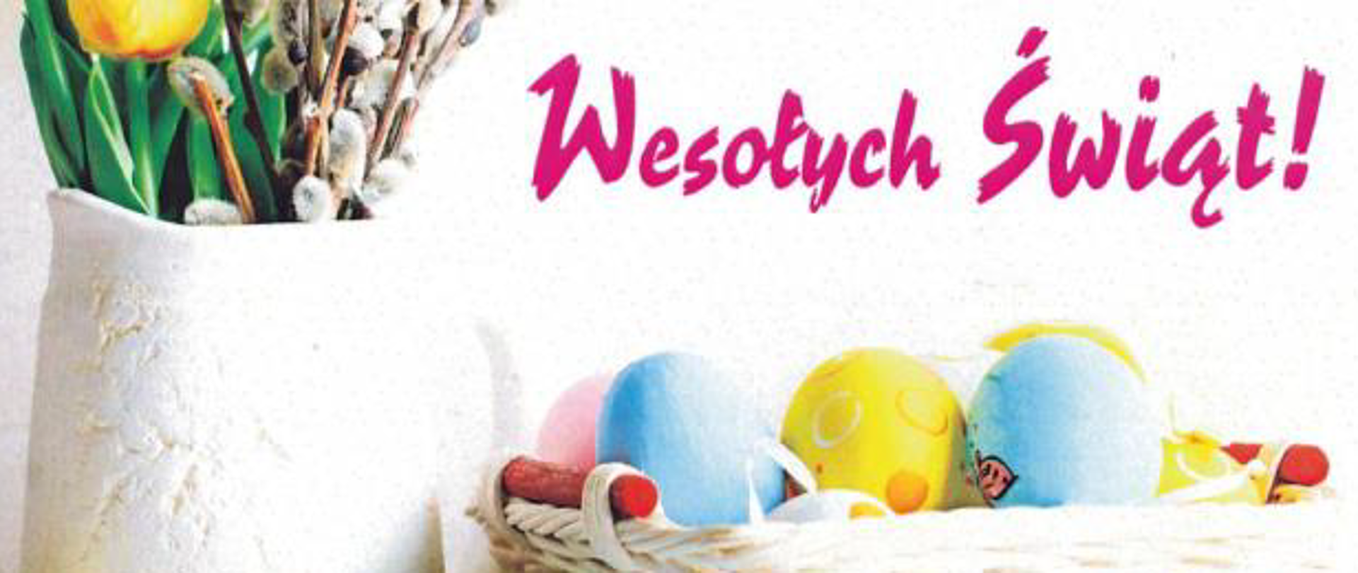 Biała karta wielkanocna, po lewo dzbanek z tulipanami i baziami, po prawo koszyczek z malowankami w górnej części napis Wesołych Świąt!