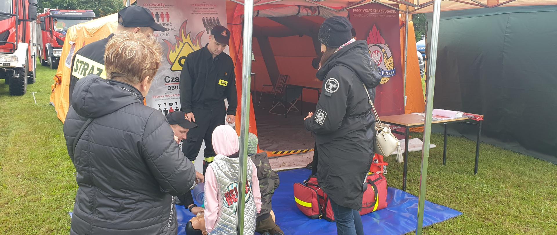 Strażacy na Pikniku Rodzinnym Województwa Łódzkiego w Wielgomłynach