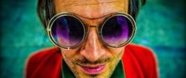 Na zdjęciu mężczyzna w okrągłych okularach słonecznych