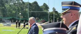 Wiceminister przemawia podczas rozpoczęcia zawodów.