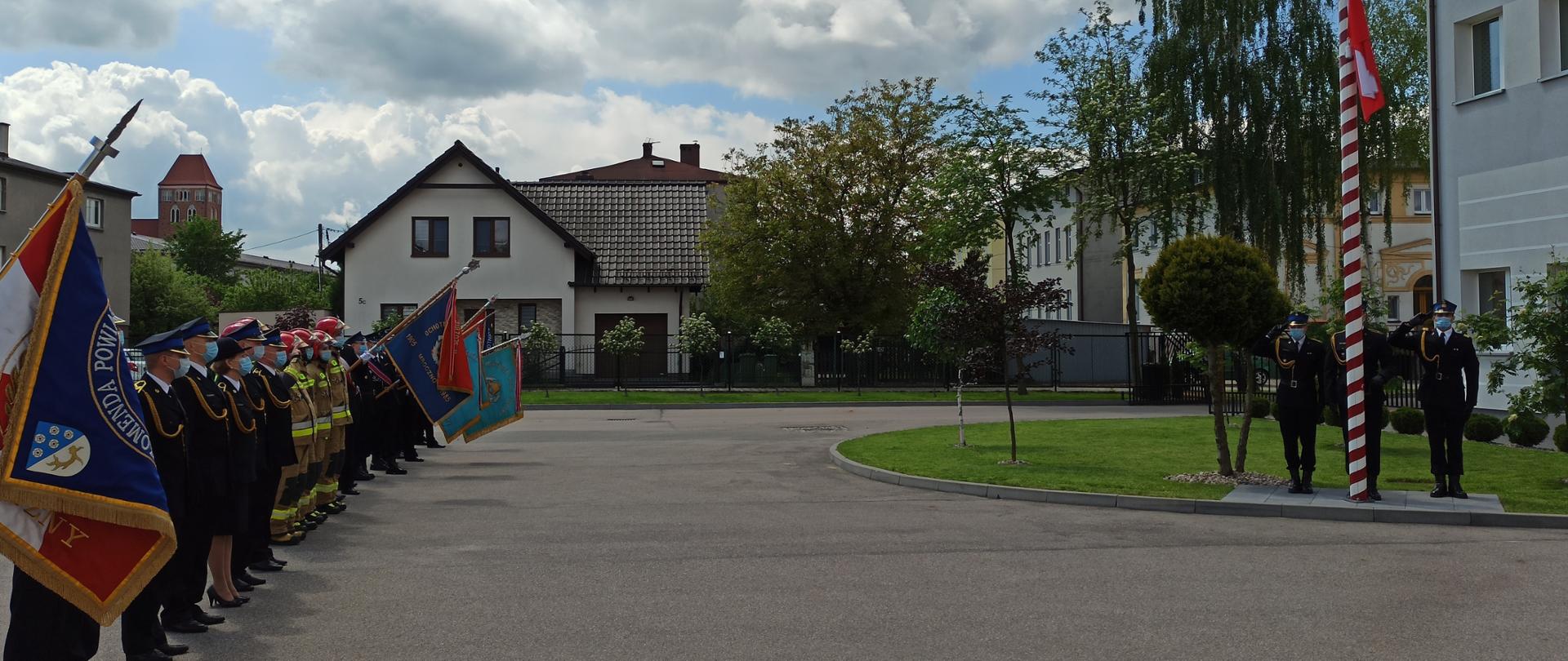 Uroczysta zbiórka strażaków PSP oraz OSP na placu komendy. 