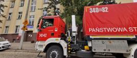 Na zdjęciu widać pojazd SCKw z KM PSP w Toruniu stojący przed szpitalem. Odbył się transport butli z tlenem.