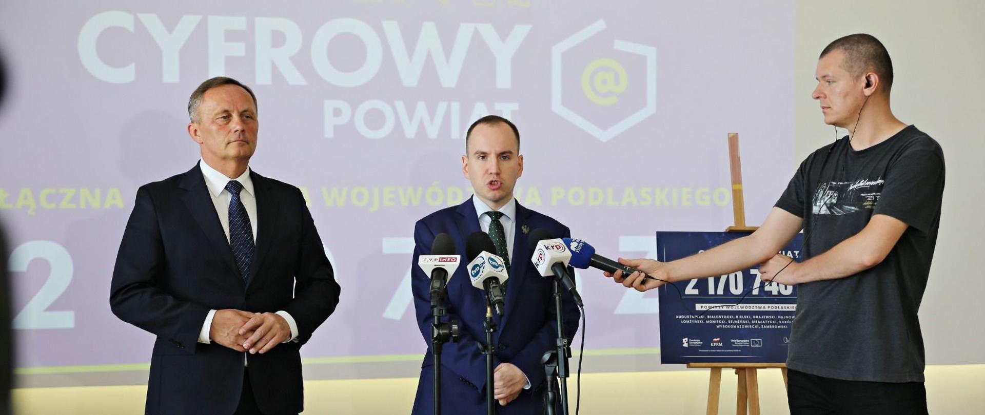 Konferencja prasowa ministra Adama Andruszkiewicza w Siemiatyczach poświęcona inauguracji programu Cyfrowy Powiat