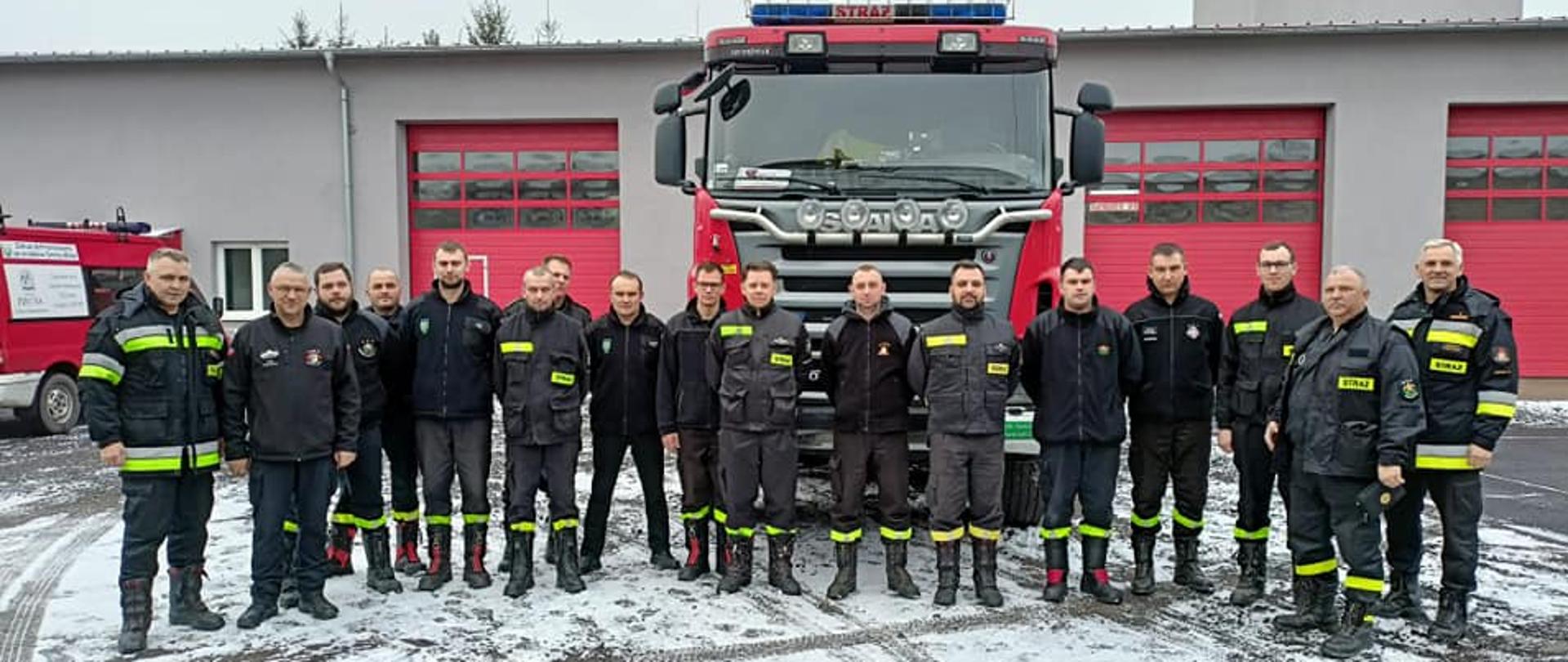 Zdjęcie grupowe strażaków po ukończonym szkoleniu Naczelników OSP. 