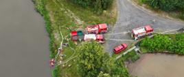 Zdjęcie wykonane z drona strażakom na punkcie czerpania wody