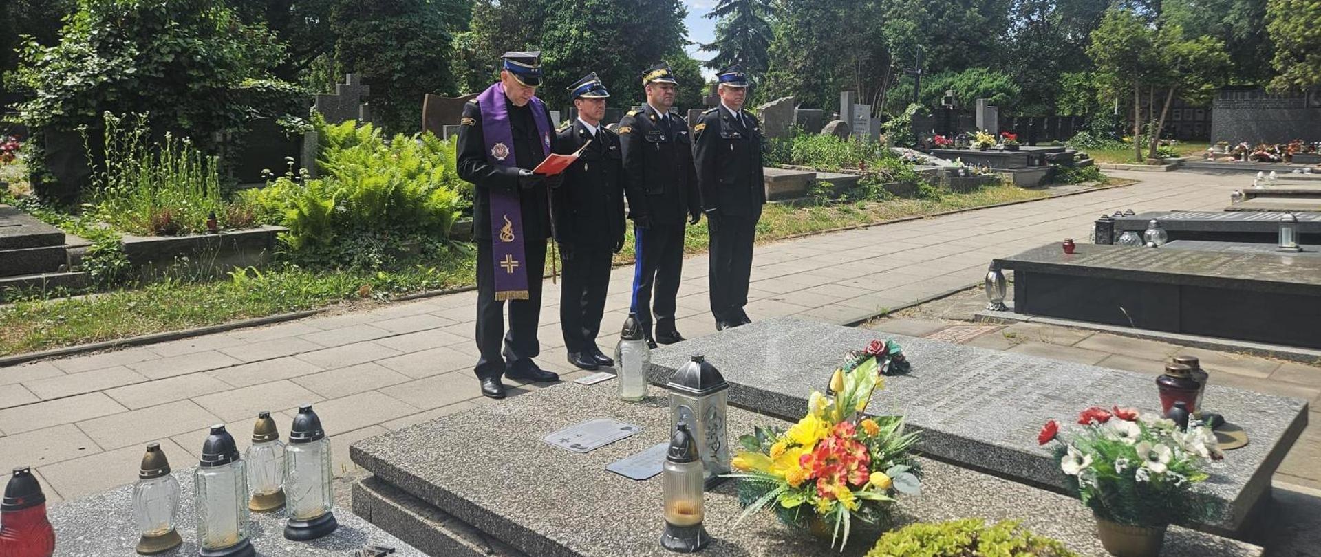 Symboliczne światełko pamięci w hołdzie ofiarnej służby strażaków spoczywających na Warszawskich Powązkach