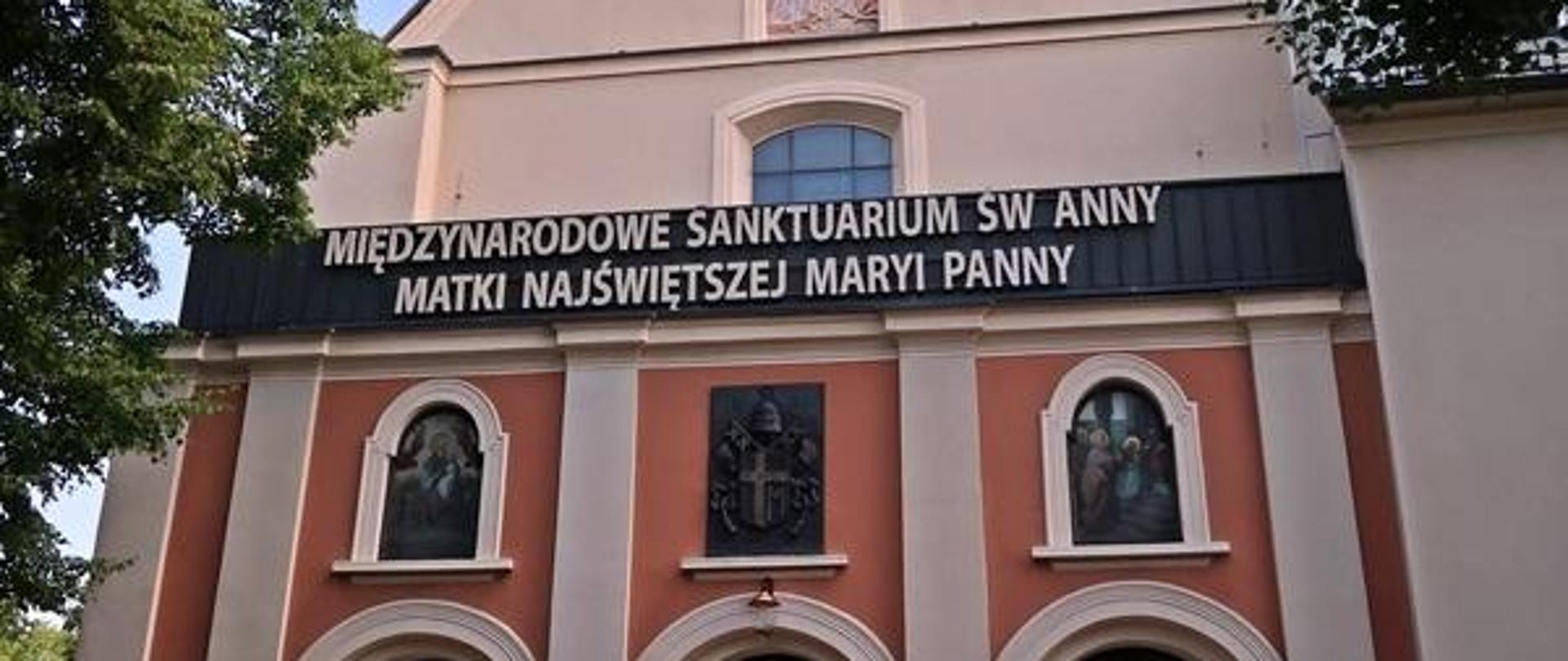 Na zdjęciu znajduje się wejście do Sanktuarium na Górze Świętej Anny