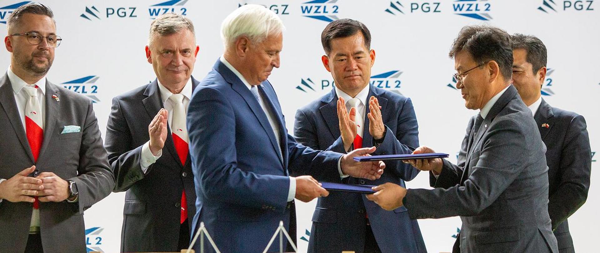 20 czerwca 2024 r. w 23. Bazie Lotnictwa Taktycznego w Mińsku Mazowieckim, Paweł Bejda, wiceminister obrony narodowej wziął udział w uroczystości podpisania ze stroną koreańską porozumienia o współpracy w zakresie obsługi i serwisu samolotów FA-50. Porozumienie zawarła polska spółka WZL nr 2 S.A. oraz południowokoreański dostawca i producent samolotów spółka KAI. Fot. Krzysztof Gumul/WCEO